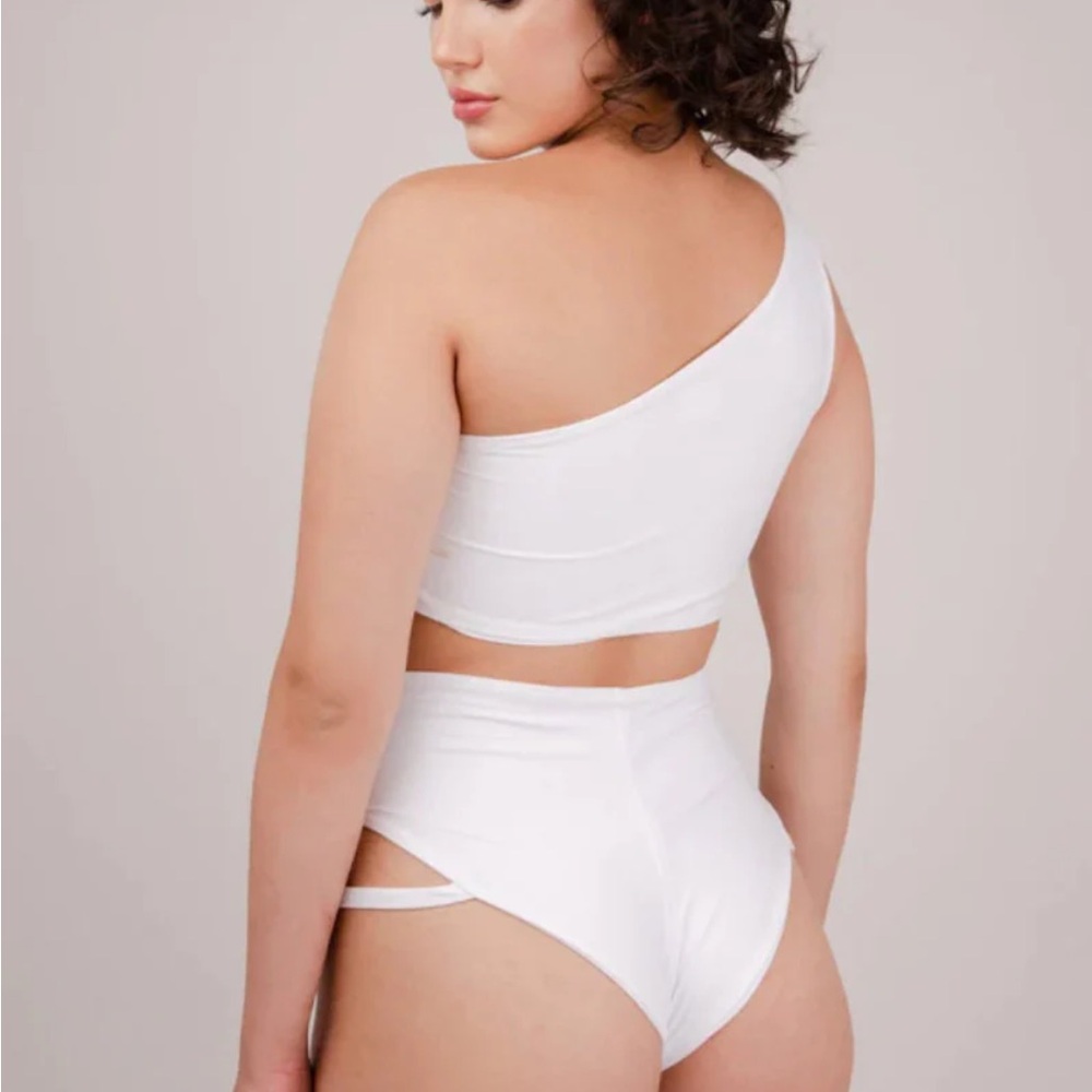 FANNA Flow Top and Shorts Set -White - Picture 2 of 7